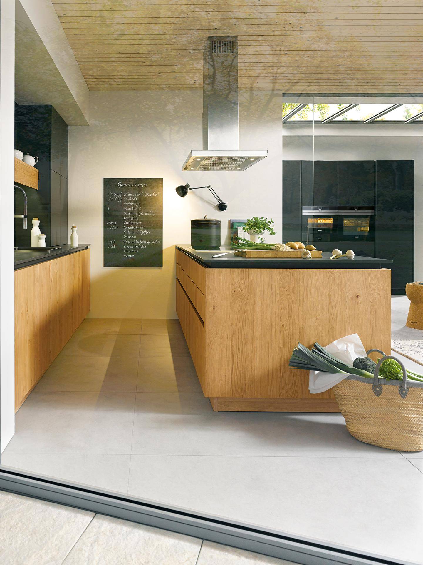 ROCCA AMALGAME CUISINE 3 | Cuisines AMALGAME Façade Rocca en chênes noueux naturel combiné avec Biella en noir lave satiné. Kingersheim 2