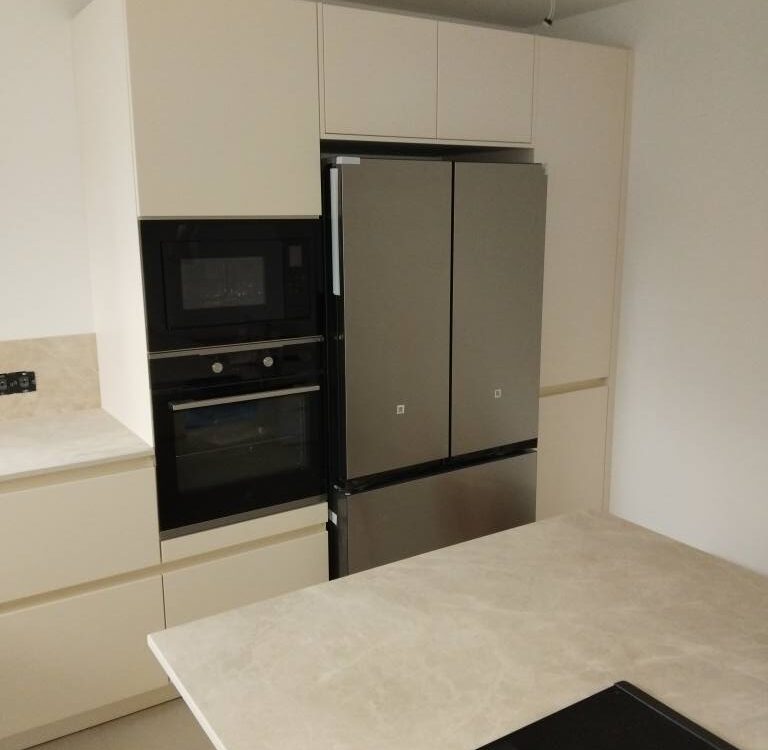 Nouvelle réalisation à vieux Dornach. Cuisine en laque satinée modèle Biella, électroménager Electrolux , plaque de cuisson avec évacuation intégrée (hotte aspirante intégrée) Elica et céramique épaisseur 2 cm . Guebwiller