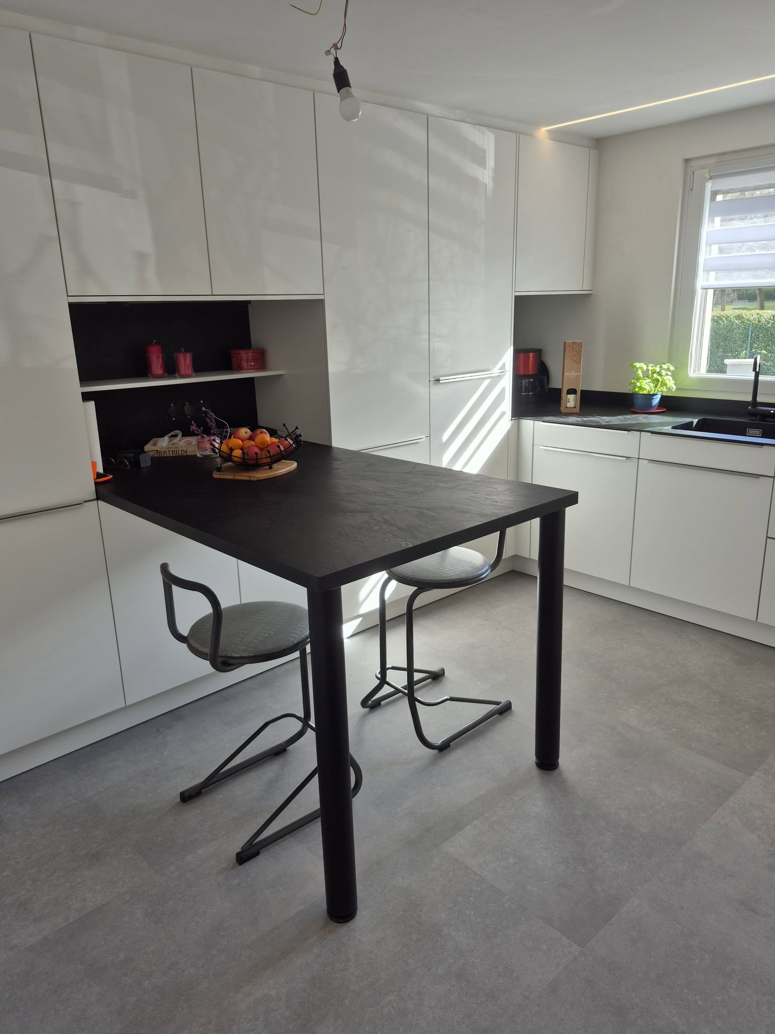 MAR12 | Cuisines AMALGAME Nouvelle réalisation à Illzach….Matéra blanche électroménager Electrolux, plan de travail compact Noir Moon. Pfastatt 0