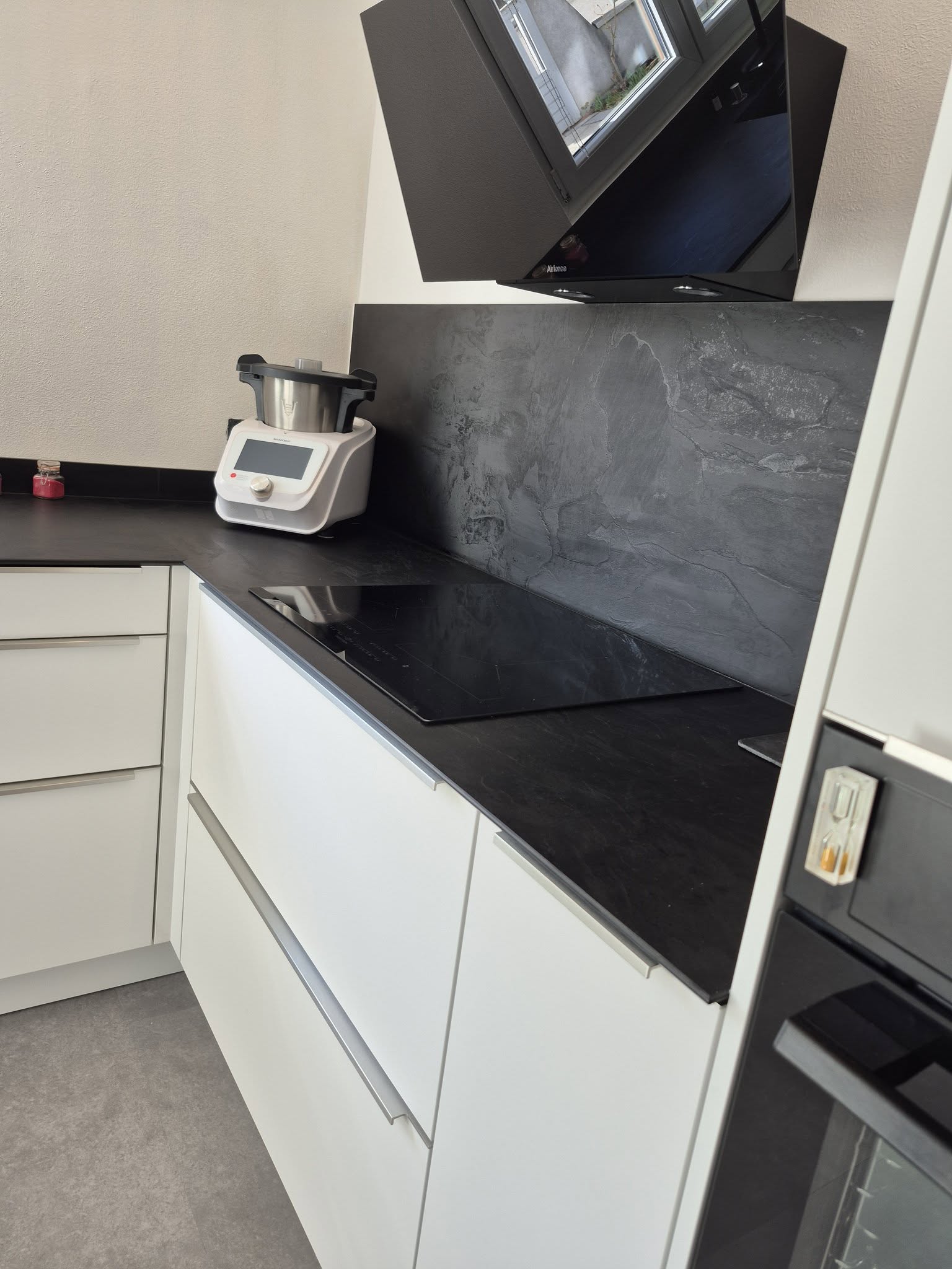 MAR13 | Cuisines AMALGAME Nouvelle réalisation à Illzach….Matéra blanche électroménager Electrolux, plan de travail compact Noir Moon. Rixheim 1