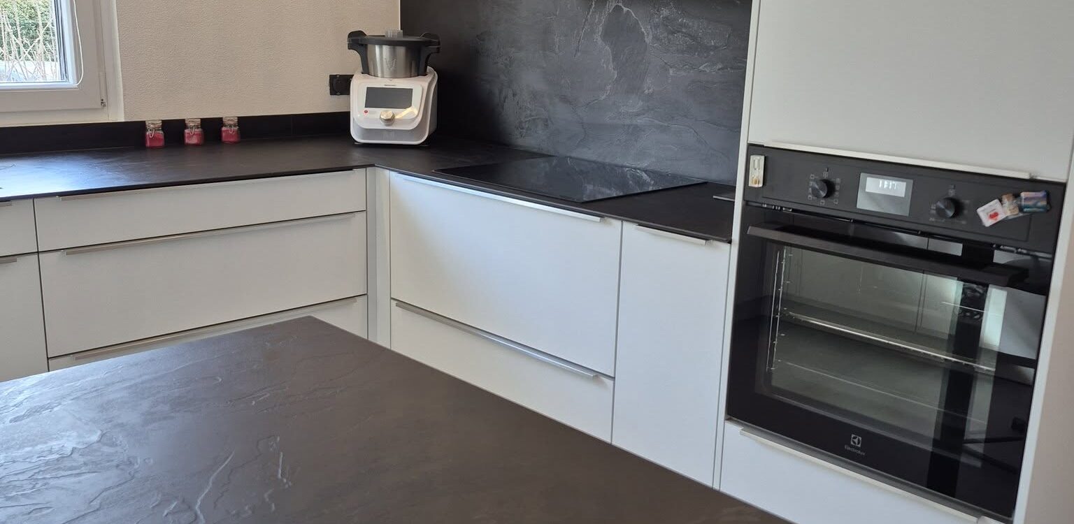 Nouvelle réalisation à Illzach&#8230;.Matéra blanche électroménager Electrolux, plan de travail compact Noir Moon. Pfastatt