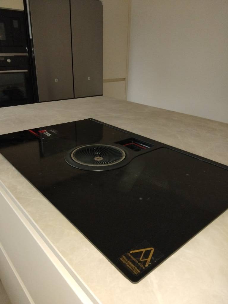 MAR35 | Cuisines AMALGAME Nouvelle réalisation à vieux Dornach. Cuisine en laque satinée modèle Biella, électroménager Electrolux , plaque de cuisson avec évacuation intégrée (hotte aspirante intégrée) Elica et céramique épaisseur 2 cm . Riedisheim 4