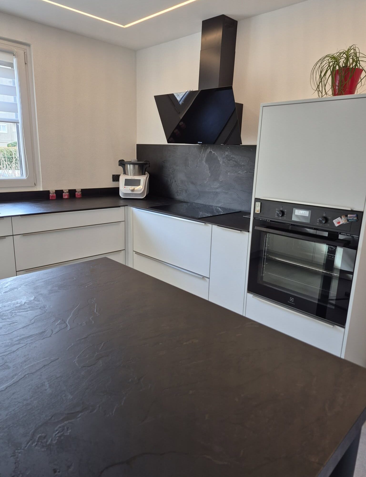 Nouvelle réalisation à Illzach&#8230;.Matéra blanche électroménager Electrolux, plan de travail compact Noir Moon. Pfastatt