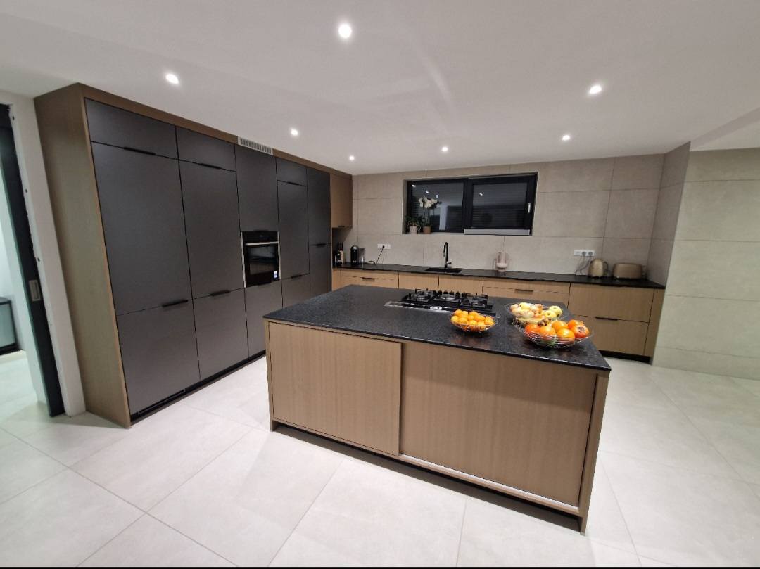 MAR53 | Cuisines AMALGAME Nouvelle installation à Rixheim!!! Façade imitation verre en duo avec une façade en Bois chêne Clair. Rixheim 1