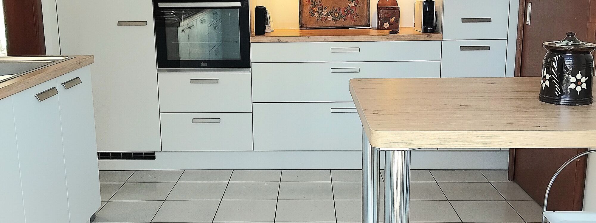 Nouvelle réalisation a Rixheim : façade laquée matte gris galet plan de travail stratifié coloris chêne noueux naturel. Thann