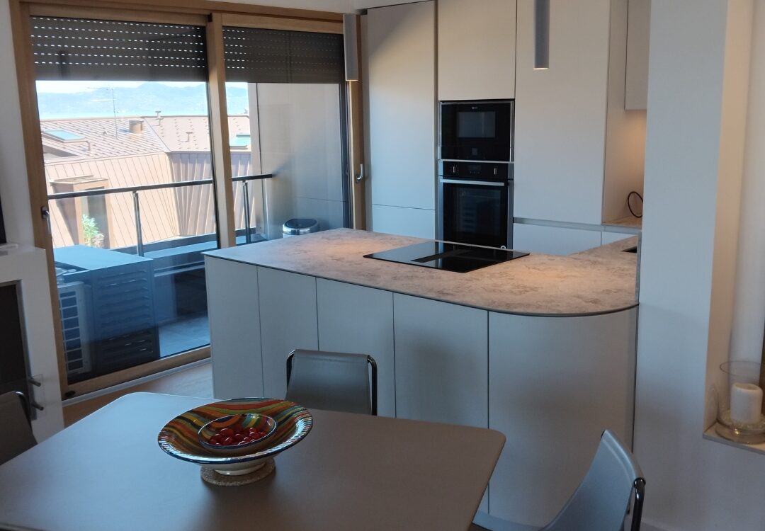 SCREENSHOT_20250408_192832_GALLERY 1080X750 | Cuisines AMALGAME Nouvelle réalisation à Evian : Cuisine Matera blanc coquille, poignées gorge blanc coquille, plan de travail compact noir Thann