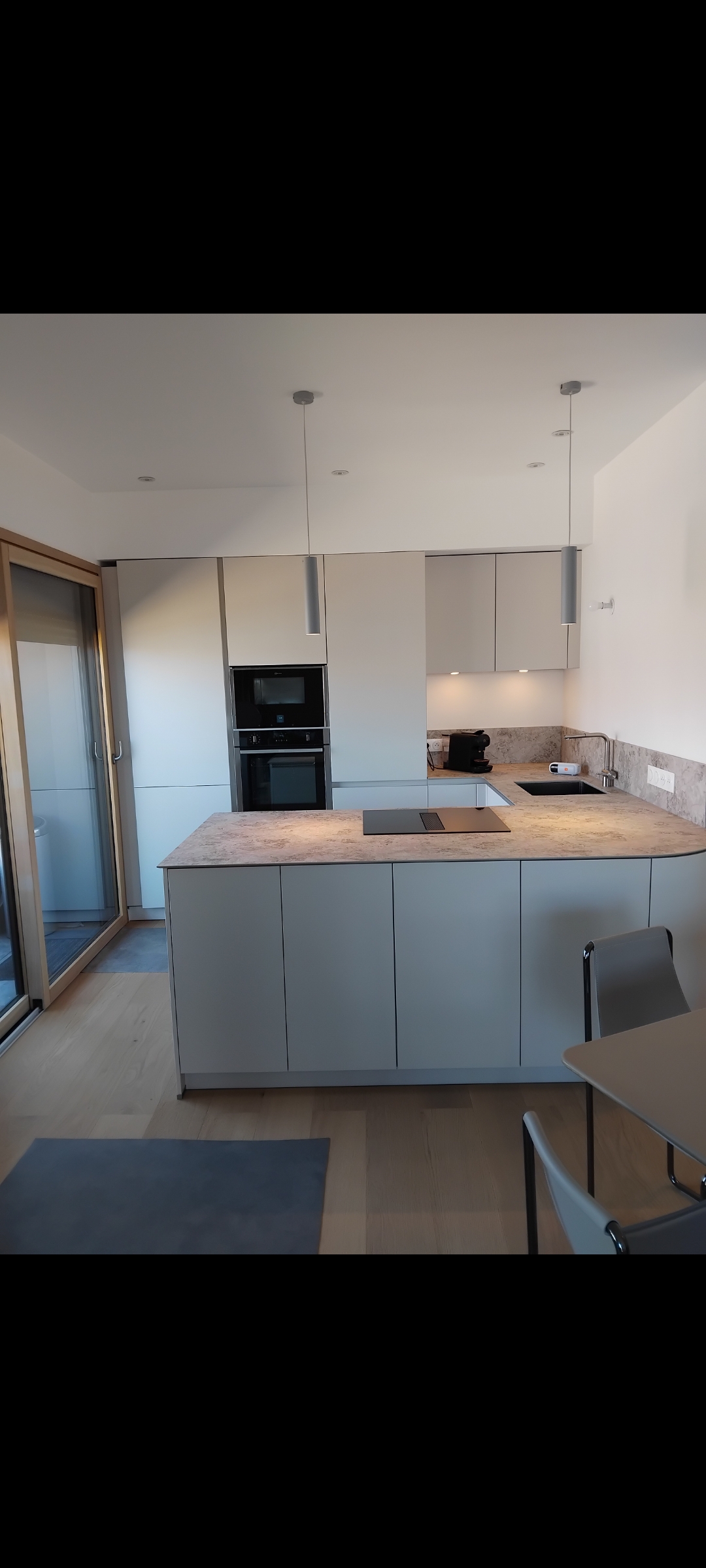 SCREENSHOT_20250408_192848_GALLERY | Cuisines AMALGAME Nouvelle réalisation à Evian : Cuisine Matera blanc coquille, poignées gorge blanc coquille, plan de travail compact noir Cernay 1